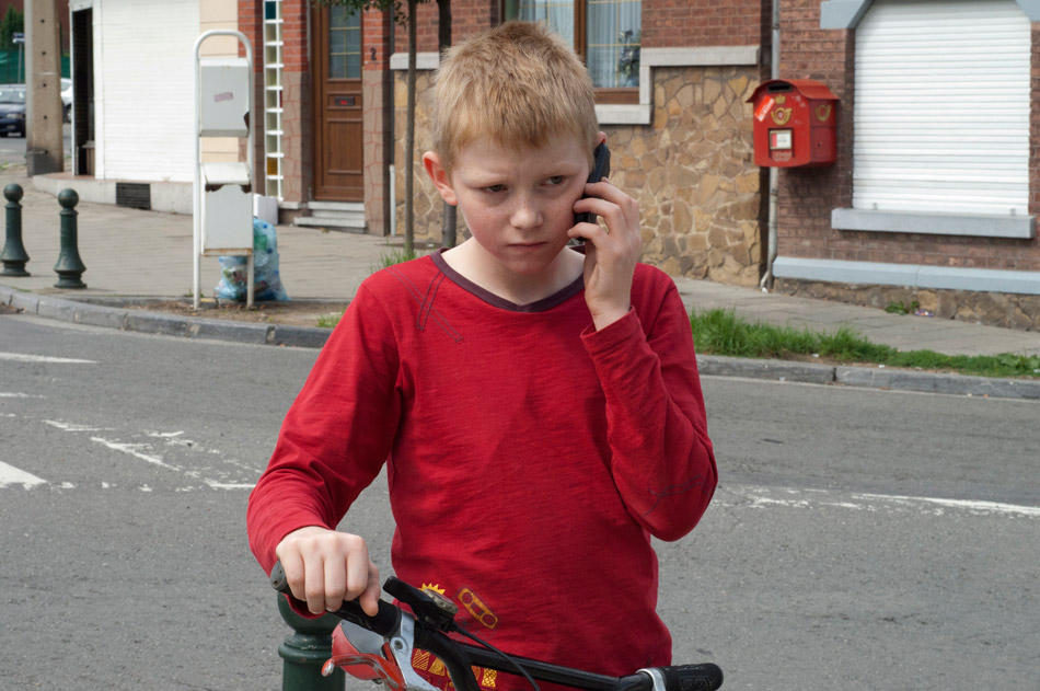 Кадр из фильма «Мальчик с велосипедом» 