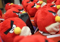К ноябрю 2011 года во всем мире было продано три миллиона сувениров, связанных с  «Angry Birds» 