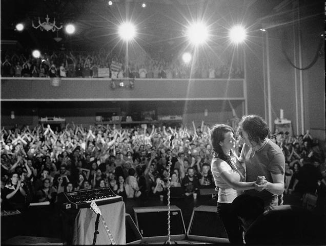 Дуэт Джека Уайта и Мэг Уайт The White Stripes, распавшийся в 2011 году, выпустит DVD «Under New Zealand Lights» с двумя новозеландскими концертами.