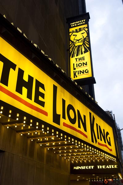 Среди бродвейских шоу больше всего дохода принес своим создателям мюзикл «Король Лев», основанный на одноименном мультфильме 1994 года. Ему удалось превзойти результат «Призрака оперы».