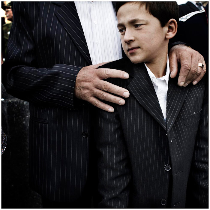 Абхазия, октябрь 2008. Мальчик с отцом во время похорон.