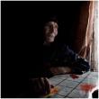 Южная Осетия, август 2008. Пожилая русская женщина, одна из тех, кто не покинул дома во время грузинских бомбардировок села Дменис. Ночью 8 августа 2008 года село было обстреляно, а затем занято грузинскими войсками, стремившимися получить контроль над спорной территорией. Через несколько часов Россия контратаковала, и начались вооруженные столкновения в районе столицы Южной Осетии.