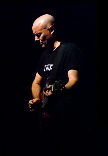 Известный хард-рок гитарист Ронни Монтроуз покончил с собой в возрасте шестидесяти четырех лет. Музыкант записывался с Ваном Моррисоном, Бозом Скэггсом и Эдгаром Уинтером, прежде чем создал свою группу Montrose.