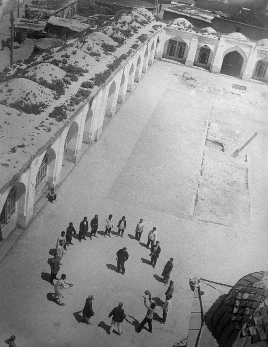 Волейбол во дворе мечети. Узбекистан, 1930 