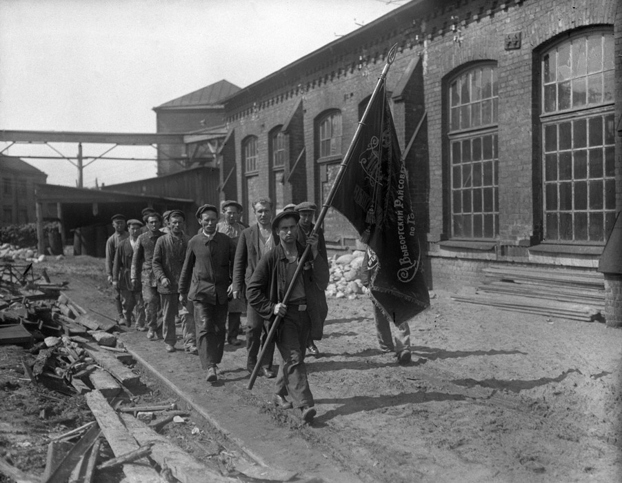 Завод «Красный  пролетарий».  Рабочие со знаменем. Первая пятилетка. Москва, 1930 