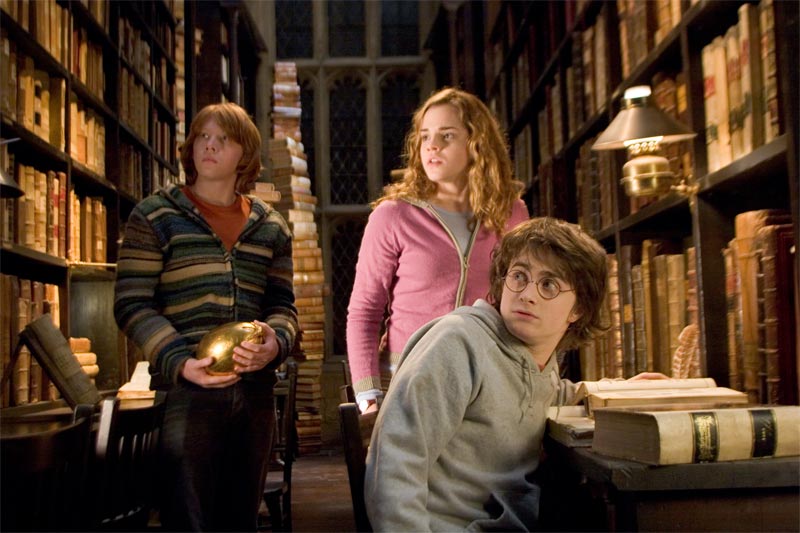 Британская писательница Джоан Роулинг, которая собирается в сентябре издать свой первый роман для взрослых читателей «The Casual Vacancy», одновременно работает над давно обещанной  книгой о мире Гарри Поттера.