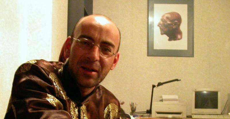 В ночь с субботы на воскресенье в Москве, не дожив трех дней до свого 49-летия, умер известный русскоязычный израильский журналист, переводчик и телеведущий Аркан Карив.