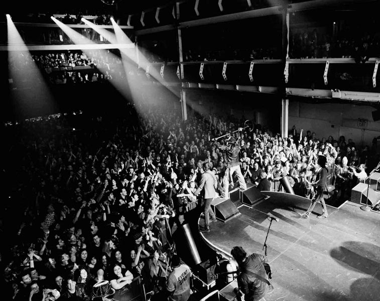 Культовые американские рокеры Guns N' Roses возвращаются в Россию после первого визита в 2010 году и дадут два концерта 11 и 12 мая в московском концертном зале Stadium.Live.