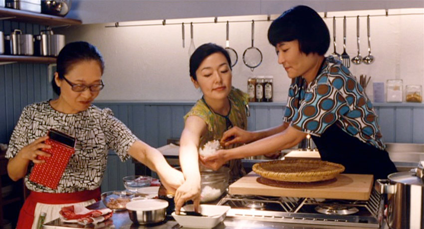 Кадр из фильма Наоко Огигами «Ресторан Чайка» (Kamome Diner)