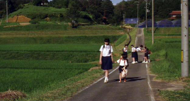 Кадр из фильма Нобухиро Ямаситы «Легкий ветер из деревни» (Tennen Kokekko)