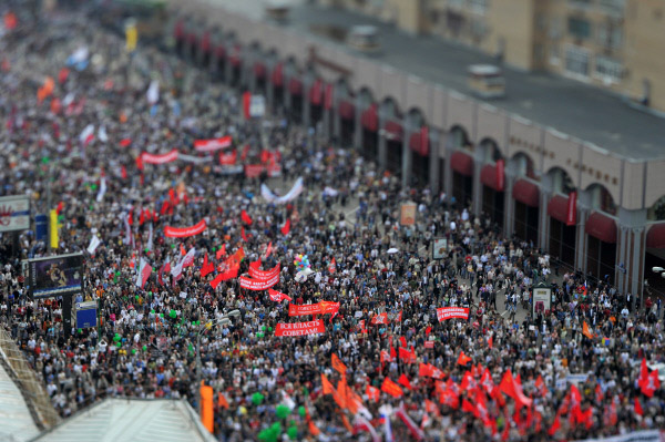 Участники акции «Марш миллионов» во время шествия по Большой Якиманке до Болотной площади