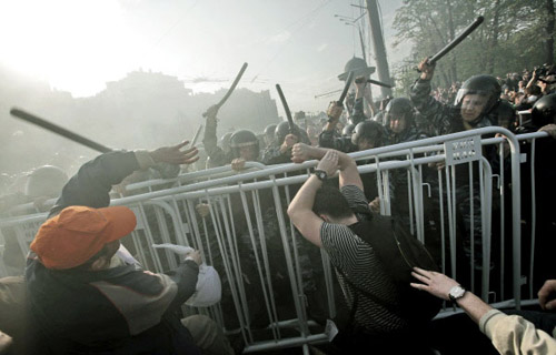 Сотрудники правоохранительных органов оттесняют участников митинга «Марш миллионов» на Болотной площади - Андрей Стенин / РИА Новости