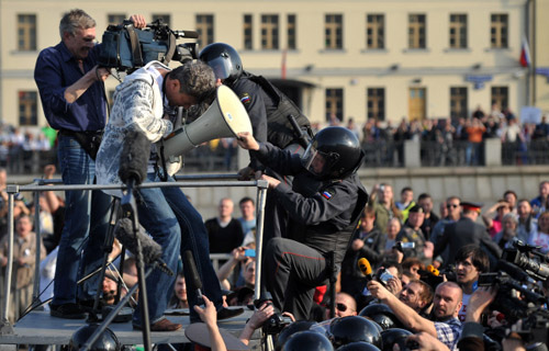 Сотрудники правоохранительных органов задерживают Бориса Немцова во время митинга «Марш миллионов» на Болотной площади