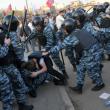 Сотрудники правоохранительных органов задерживают участников митинга «Марш миллионов» на Болотной площади