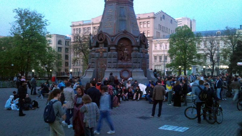 С вечера понедельника, 7 мая, на Старой площади в Москве проходит «бессрочное круглосуточное народное гуляние», как назвал его один из организаторов, оппозиционный блогер Алексей Навальный.
