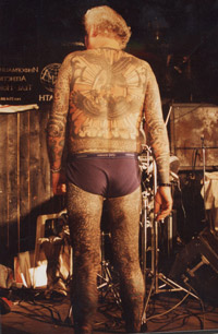 Первый татуированный человек, попавший на первую полосу журнала, Лайл Таттл на конвенции 1995 года в Москве 