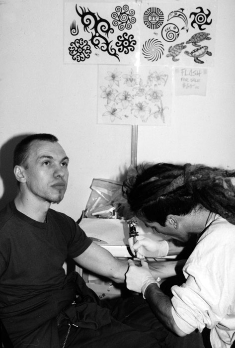 Александр Скляр делает татуировку на московской конвенции 1995 года 