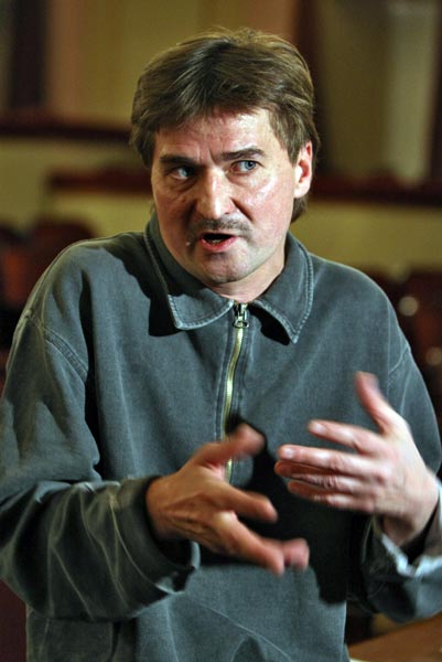 Режиссер Юрий Бутусов отказался от предложенного ему поста художественного руководителя петербургского театра им. Ленсовета, однако он согласен продолжить работать в нем в качестве главного режиссера.