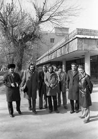 Алжирские и туркменские кинематографисты, участники Недели алжирских фильмов в СССР, у киностудии «Туркменфильм» 