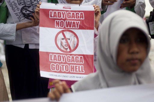 Экстравагантной поп-звезде Леди Гаге «из соображений безопасности» не позволят дать 3 июня концерт в столице Индонезии. Полиция поступила так из-за протестов со стороны представителей исламских религиозных групп.