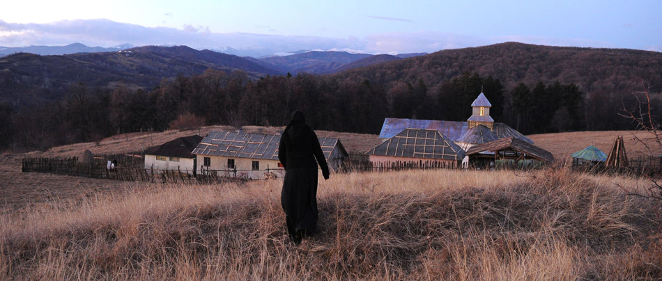 Кадр из фильма «За холмами»