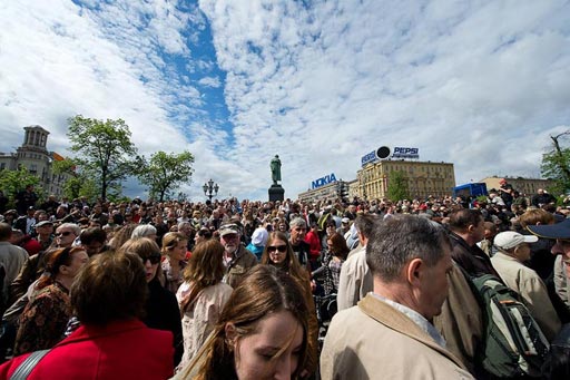 Сегодня, 22 мая, Госдума рассмотрит в первом чтении поправки к КоАП РФ, увеличивающие штрафы за нарушения при проведении митингов. Ко второму чтению может быть введена ответственность за организацию «неполитических» протестных акций.