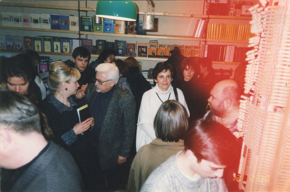 Открытие книжного магазина в «Проекте ОГИ» в Потаповском переулке, февраль 2000 г. В центре Ирина Прохорова, справа Сергей Козлов