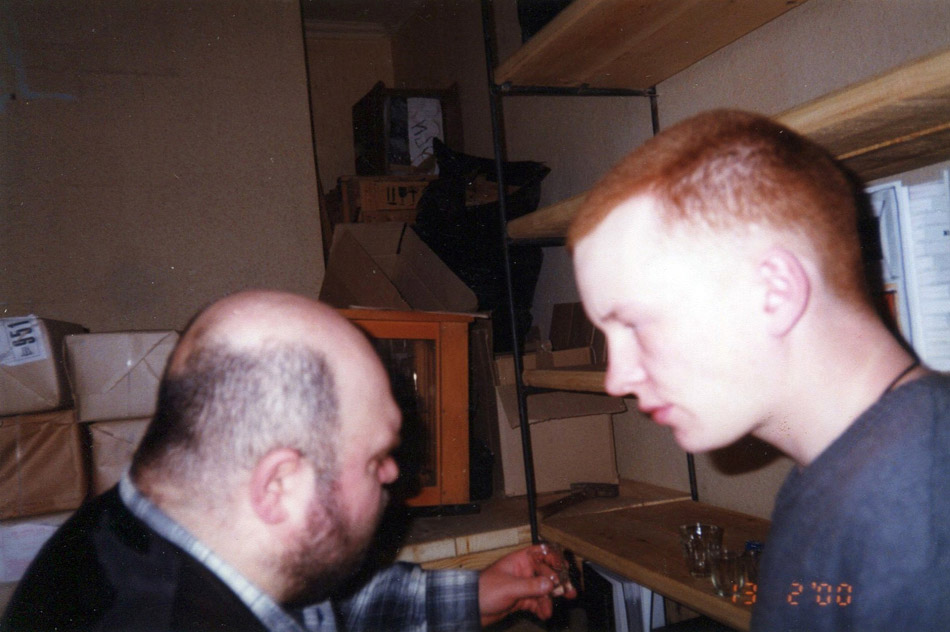 Сергей Козлов и Николай Борисов во время открытия книжного магазина в «Проекте ОГИ» в Потаповском переулке, февраль 2000 г.