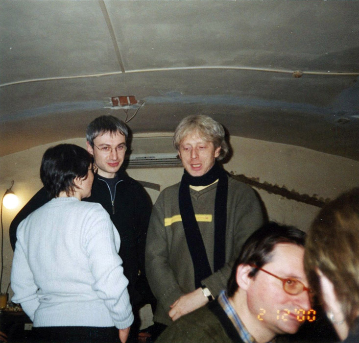 В «Проекте ОГИ» в Потаповском переулке, декабрь 2000 г. На фото: в центре Глеб Морев и Леонид Десятников, справа внизу Саймон Вальдрон