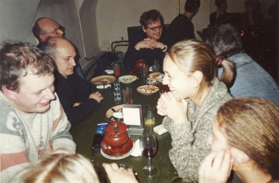 В «Проекте ОГИ» в Потаповском переулке, декабрь 2000 г. На фото: слева Михаил Котомин, Борис Гантман, в центре Александр Иванов