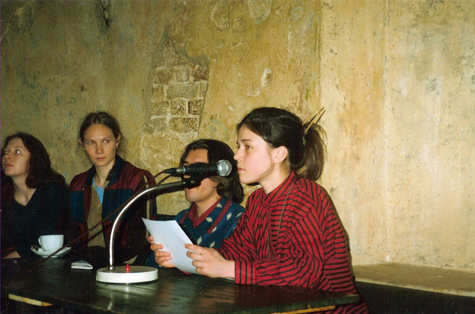 Дина Гатина читает на презентации сборника лауреатов и номинантов премии «Дебют» «Анатомия ангела». 2002 