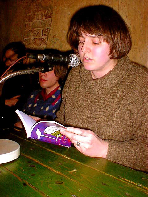 Яна Токарева читает на презентации сборника лауреатов и номинантов премии «Дебют» «Анатомия ангела». 2002 