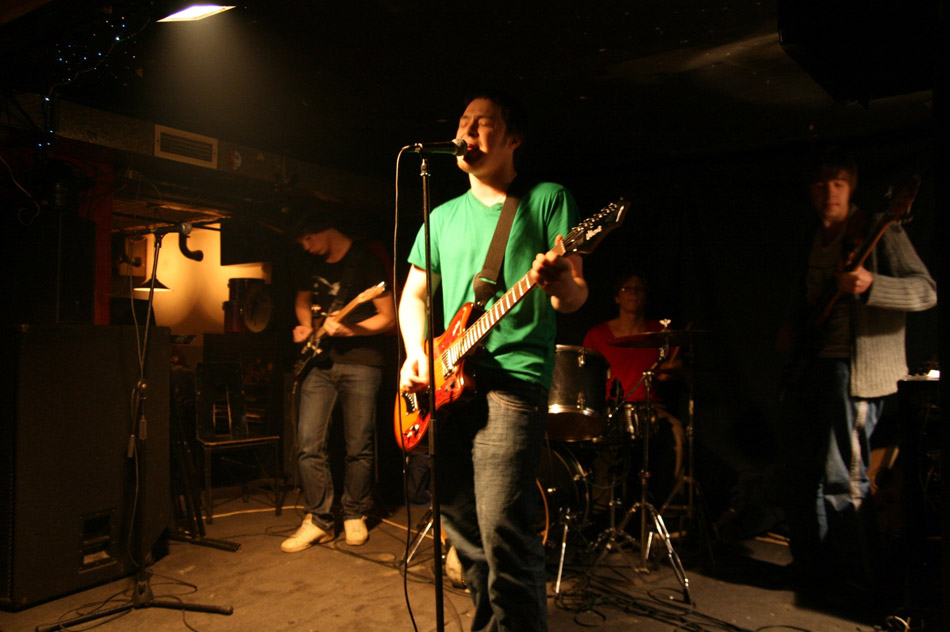 Лев Оборин и группа «Тритон утонул» выступают на Фестивале киберпочвенной музыки. 2008