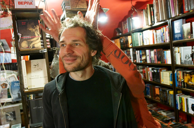 Никола Охотин в книжном магазине «Проекта ОГИ» в Потаповском переулке. 2008