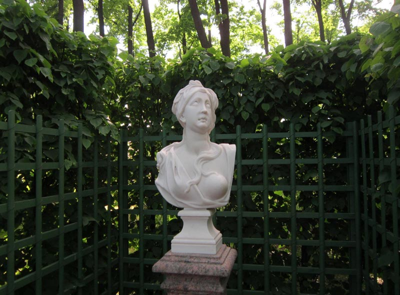В Петербурге открылся для посетителей Летний сад, который на протяжении двух лет был закрыт на масштабную реставрацию.