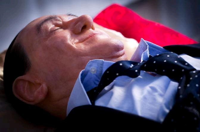 Силиконовая статуя экс-премьера Сильвио Берлускони, мирно покоящегося в прозрачном гробу, выставлена в римском палаццо Феррайоли неподалеку от места заседаний правительства Италии.