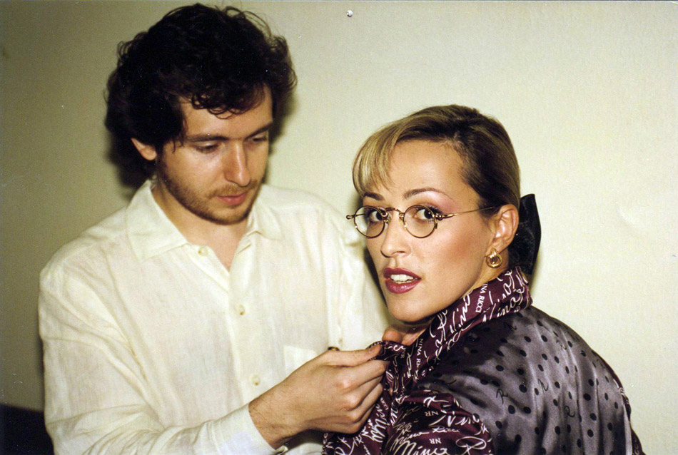 1997 год, сентябрь. Александр Файфман, главный режиссер НТВ, поправляет микрофон ведущей Ольге Журавлевой