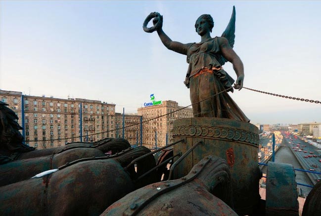 На Триумфальную арку в Москве вернулась квадрига победы