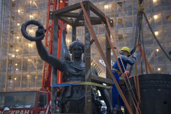 В ночь с 30 на 31 мая на Триумфальной арке в Москве была установлена отреставрированная квадрига с богиней победы Никой. Полностью реставрационные работы будут завершены к 21 июня.