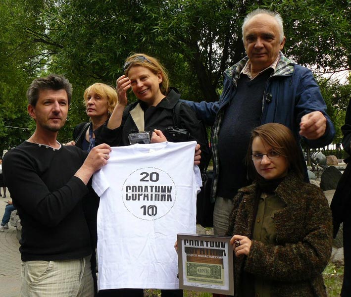 В субботу, 2 июня, на территории протестного лагеря «ОккупайАбай» на Чистых прудах в Москве состоялась церемония вручения премии «Соратник» лауреату сезона 2010–2011 годов Андрею Монастырскому.