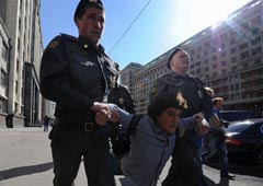 Полиция задерживает у Госдумы участников пикета против законопроекта о митингах. Москва, 5 июня 2012 года
