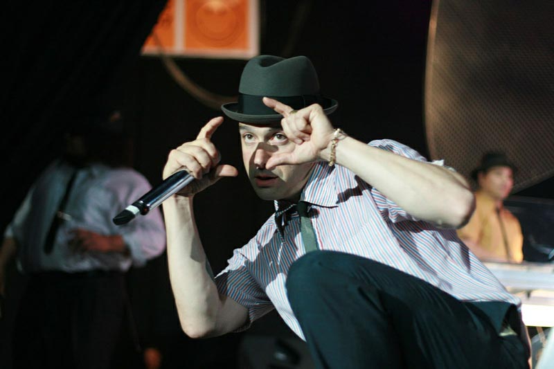 Участник Beastie Boys Адам «Ad-Rock» Горовиц 12 июня отыграл диджей-сет на мероприятии, все вырученные средства от которого будут перечислены в пользу участниц панк-группы Pussy Riot.