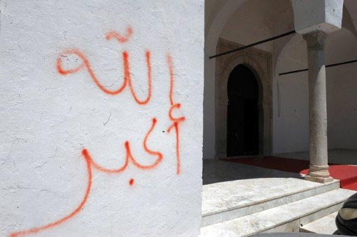 В Тунисе уже несколько дней продолжаются беспорядки, спровоцированные исламистами, которые таким образом выражают свое отношение к «богохульным», по их мнению, работам, представленным на выставке «Весна искусств» — в частности, имя Аллаха, написанное муравьями.