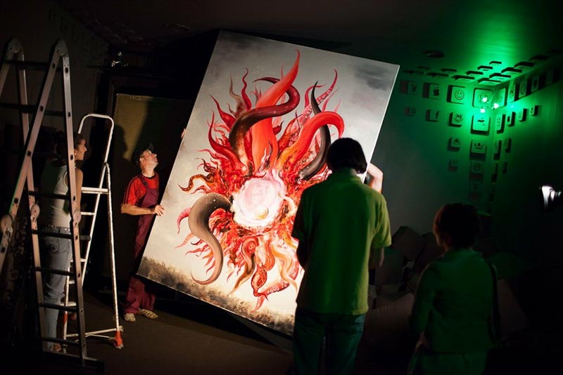 Выставку «Апокалипсис и возрождение» Олега Кулика досрочно демонтировали в Киеве, поскольку дирекция музея обнаружила в представленных работах «порнографию» и политическое содержание.