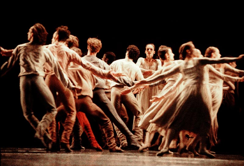 Впервые в России в рамках одного вечера на театральной сцене будут представлены два одноактных балета на музыку Стравинского — «Свадебка» в постановке Иржи Килиана и «Петрушка» в постановке Николо Фонте.