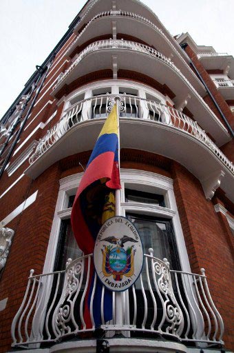 Основатель WikiLeaks австралиец Джулиан Ассанж во вторник, 19 июня, укрылся в посольстве Эквадора в Лондоне и обратился к эквадорским властям с просьбой предоставить ему политическое убежище.
