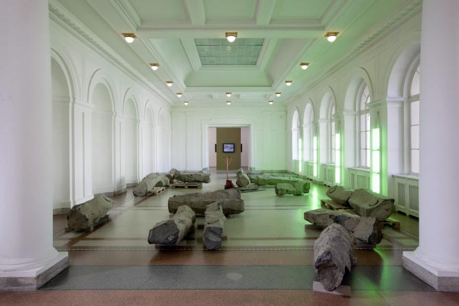 C 13 сентября по 18 ноября 2012 года в Московском музее современного искусства пройдет выставка «Йозеф Бойс: Призыв к альтернативе» — первая в России масштабная ретроспектива немецкого художника.